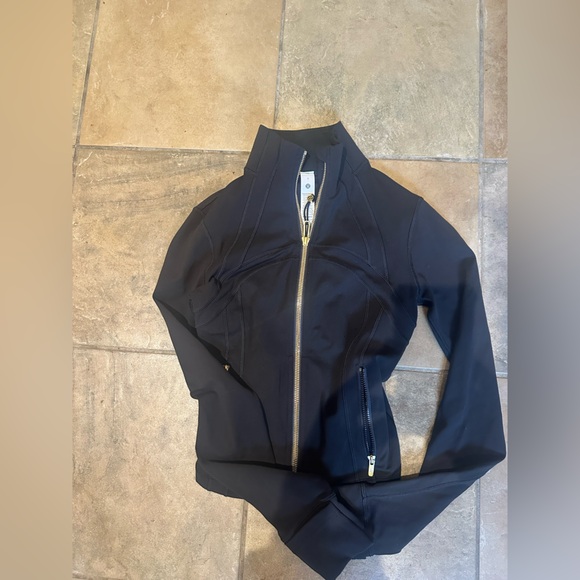 Lululemon Define Jacket,Cropped Nulu, Black & Gold, size 2. Brand new w/ out tag - Picture 3 of 9